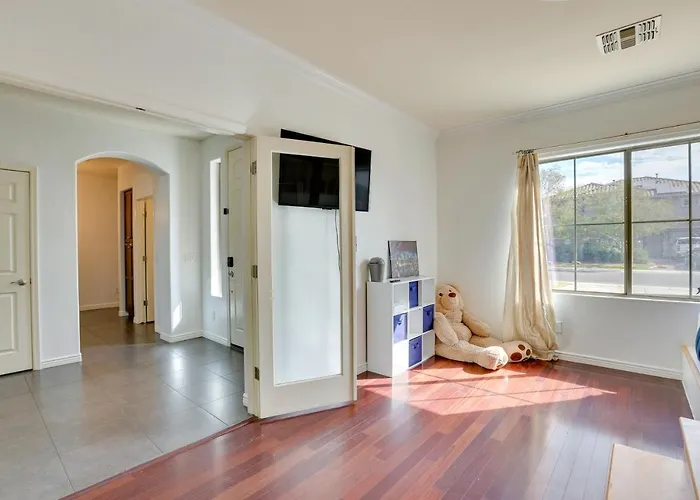 Luxe Family W/ Pool, 13 Mi To Dtwn Phoenix! Holiday home