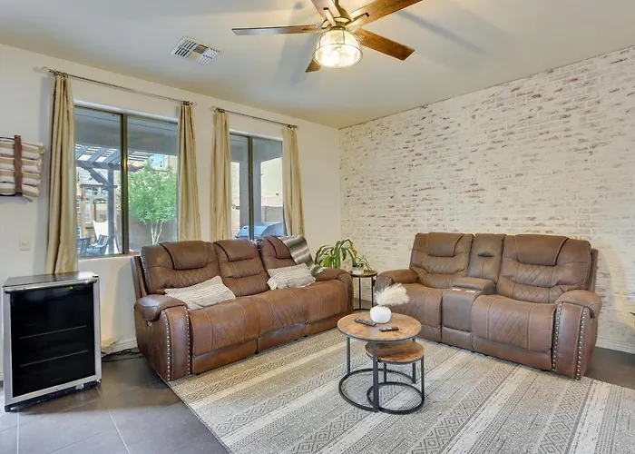 Luxe Family W/ Pool, 13 Mi To Dtwn Phoenix! Holiday home *